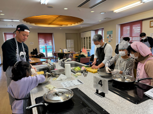 栄養委員の方やお父さんに教えてもらいながら具を混ぜている