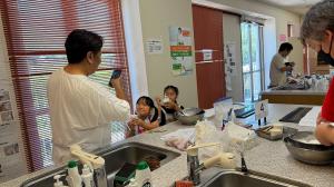 パパに写真を撮ってもらっている子ども。はい！アイス！