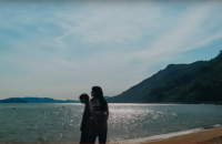 渋川の浜辺二人
