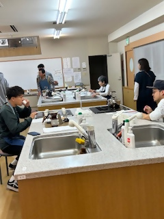 飲み比べをしている参加者