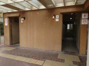 トイレ外観2