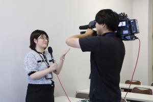 取材を受ける様子２
