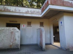 自由広場トイレ外観