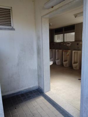 自由広場男子トイレ