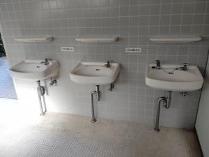 自由広場男子トイレ手洗い場
