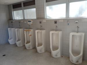 自由広場男子トイレ小便器