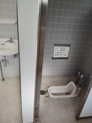 自由広場男子トイレ和式