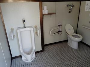 自由広場多目的トイレ小便器・洋式