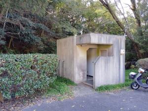 南駐車場トイレ外観