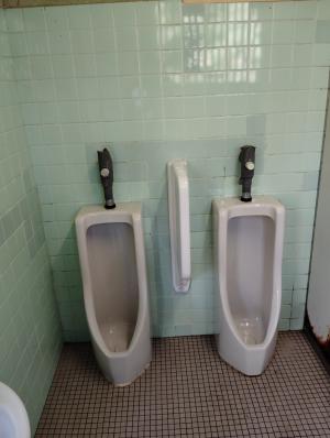 児童広場トイレ小便器