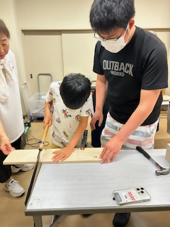 パパがノコギリの使い方