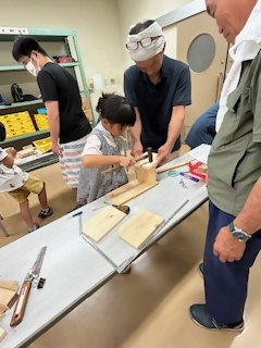 金づちで釘を打っている
