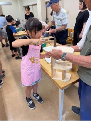 金づちを打っている子ども