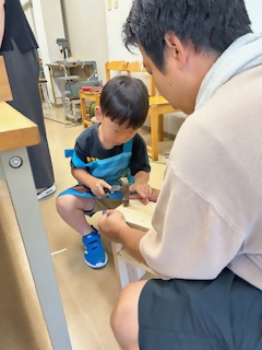 金づちを打っている子ども