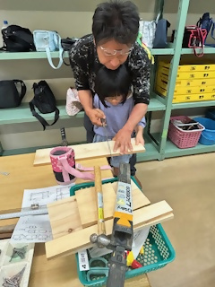 パパがノコギリの使い方をおしえている