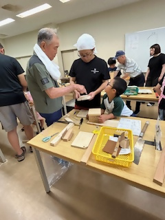 講師に教えてもらっているパパ