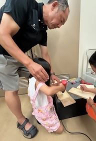電気ドリルを使っている子ども