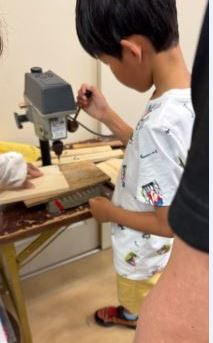 糸のこを使っている子ども