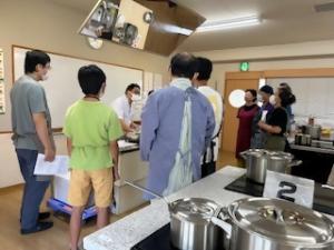 そば打ち教室の様子　水回し説明