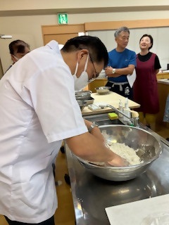 そば打ち教室の様子　講師実践　水回し