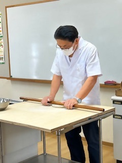 そば打ち教室の様子　講師実践 延し