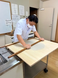 そば打ち教室の様子　講師実践　延し