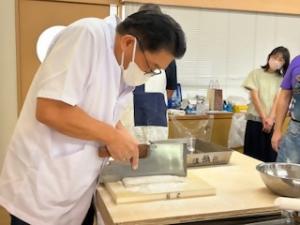そば打ち教室の様子　講師実践　包丁