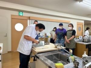 そば打ち教室の様子　講師実践 包丁