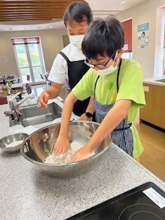 そば打ち教室の様子　参加者実践　水回し