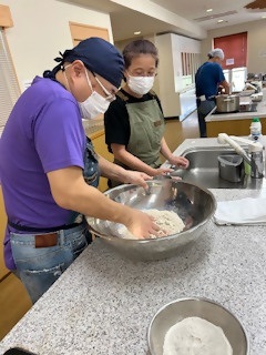 そば打ち教室の様子　参加者実践　水回し