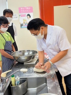 そば打ち教室の様子　講師実践　こね