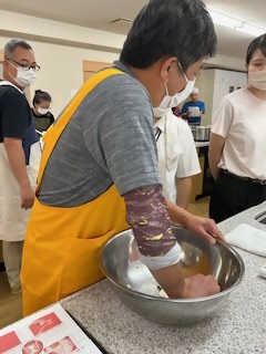 そば打ち教室の様子　参加者実践　こね