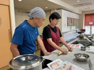 そば打ち教室の様子　参加者実践　延し