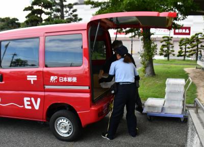 郵便局の入場券詰め込み作業