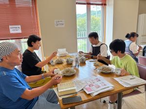 そば打ち教室の様子　試食