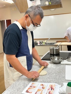 そば打ち教室の様子　講師実践　延し