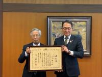 表彰状の伝達写真