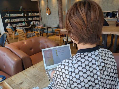 カフェでの資料作成