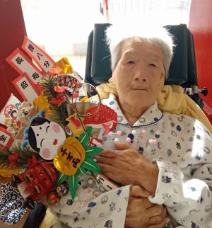 西岡　津多子様　百歳記念写真