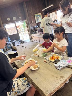 家族でピザ作り写真