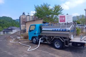 老人ホームでの給水作業