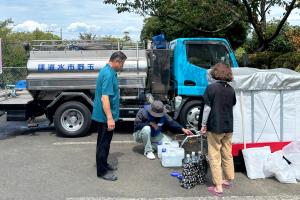 コミュニティセンターでの給水作業